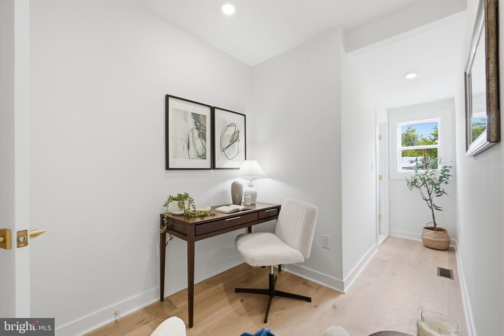 220 V STREET NE