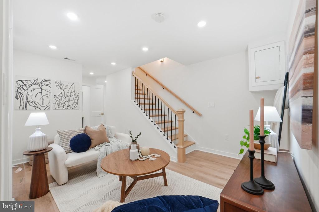 220 V STREET NE