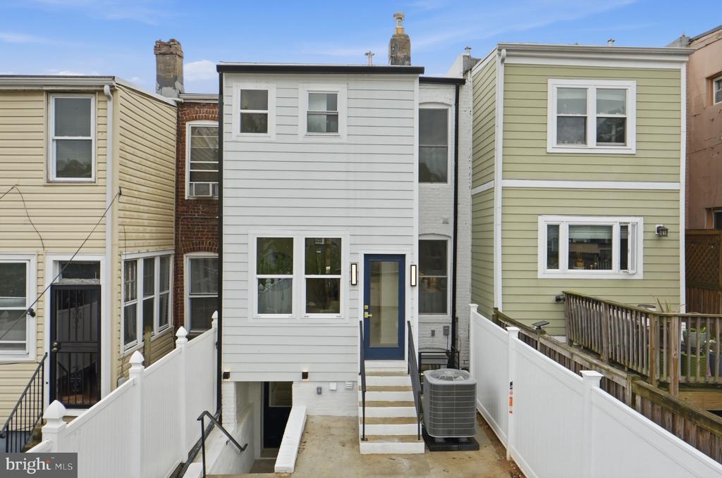 220 V STREET NE