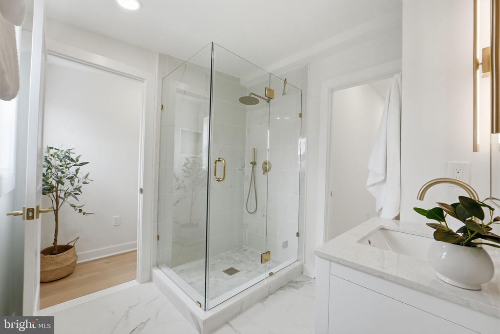 220 V STREET NE