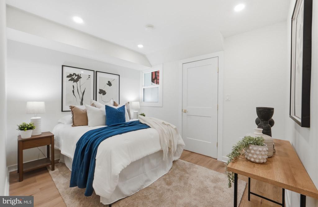 220 V STREET NE