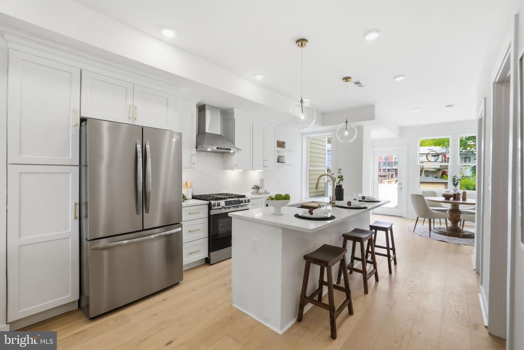 220 V STREET NE