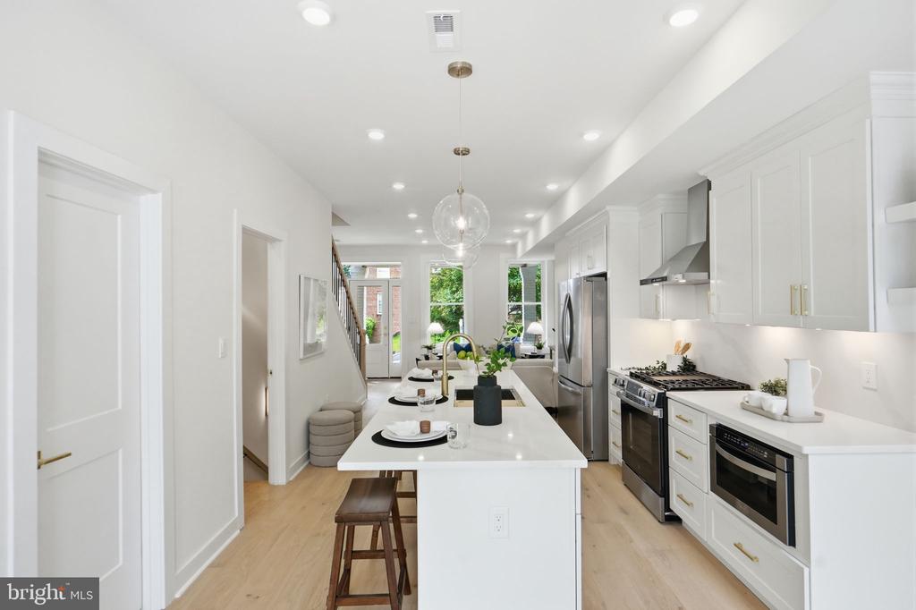 220 V STREET NE
