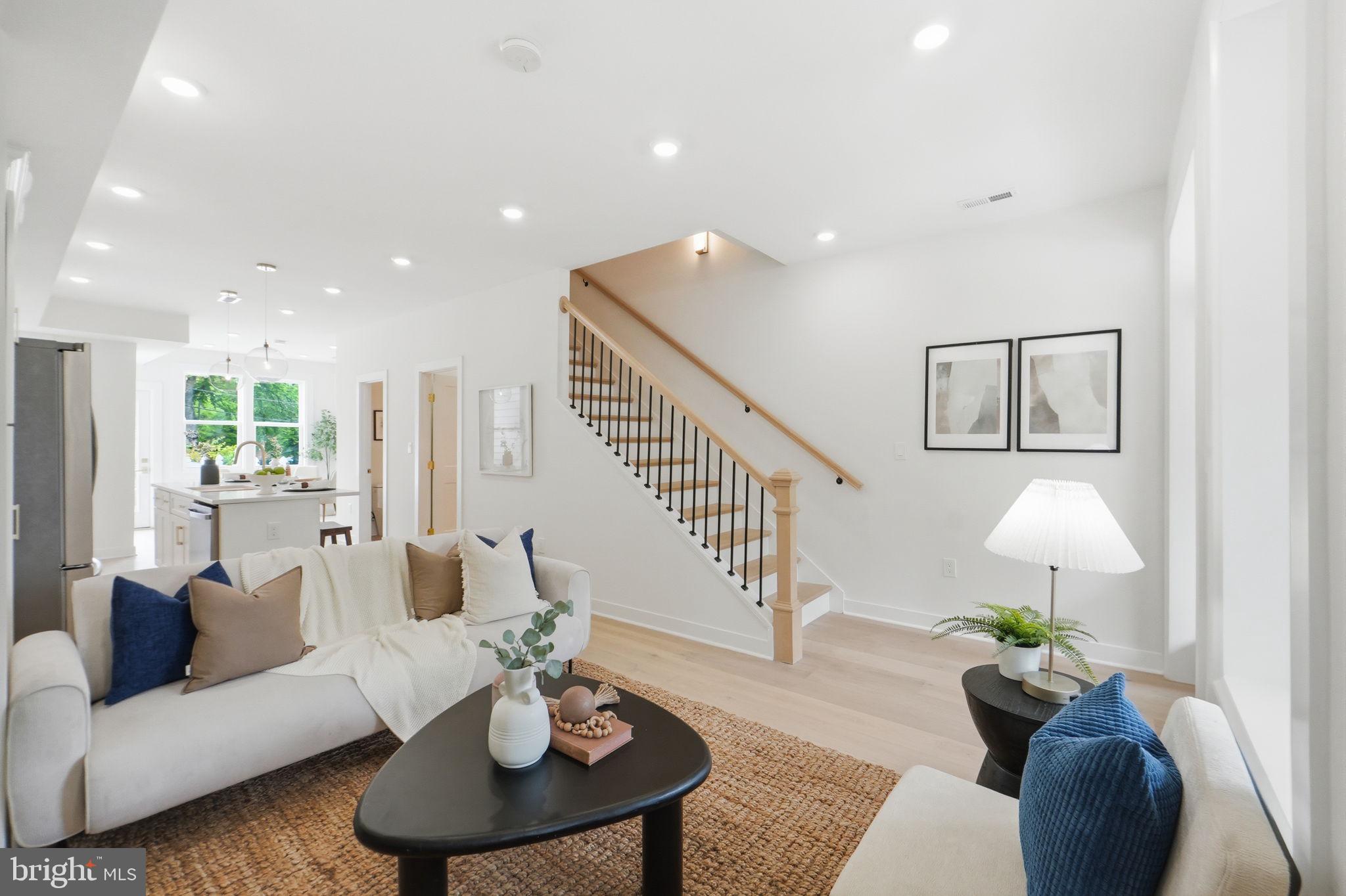 220 V STREET NE