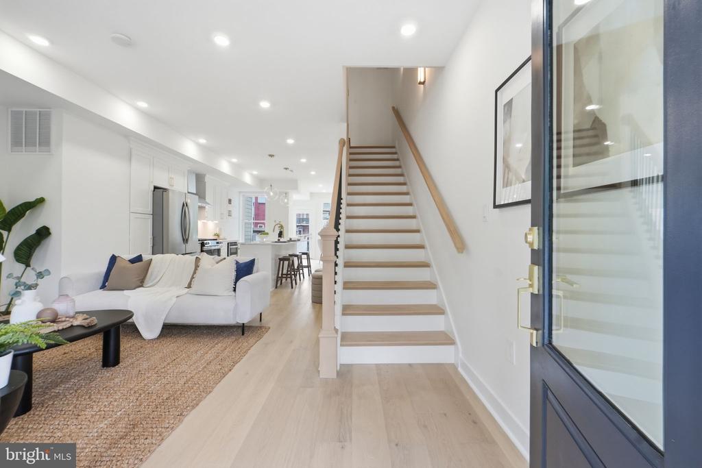 220 V STREET NE