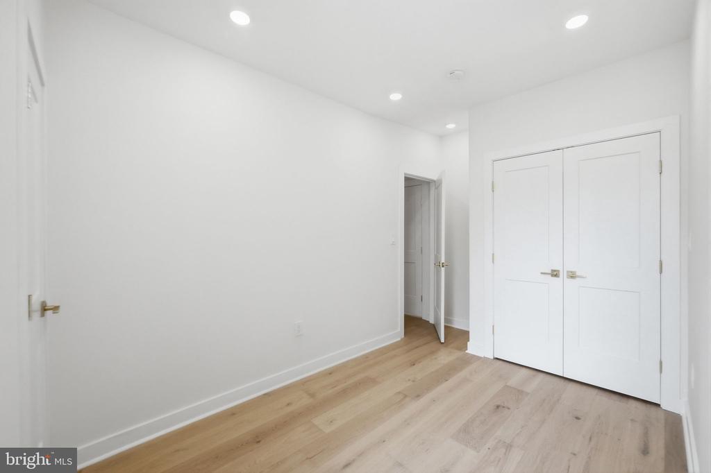 220 V STREET NE