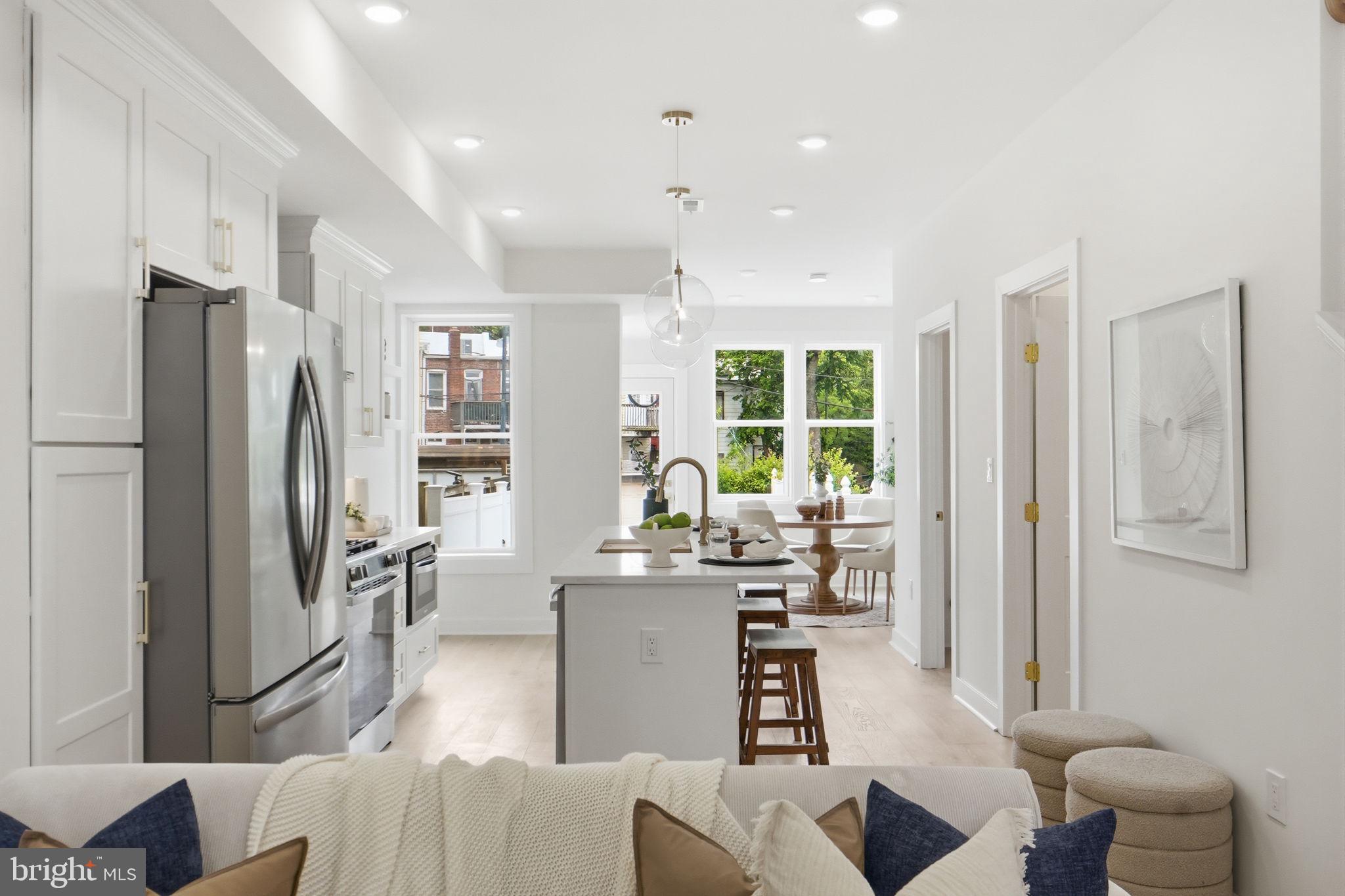 220 V STREET NE