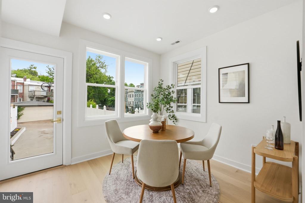 220 V STREET NE