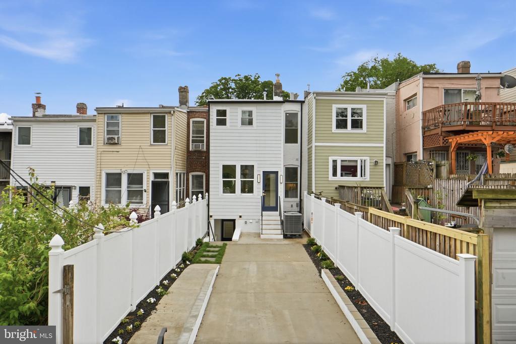 220 V STREET NE