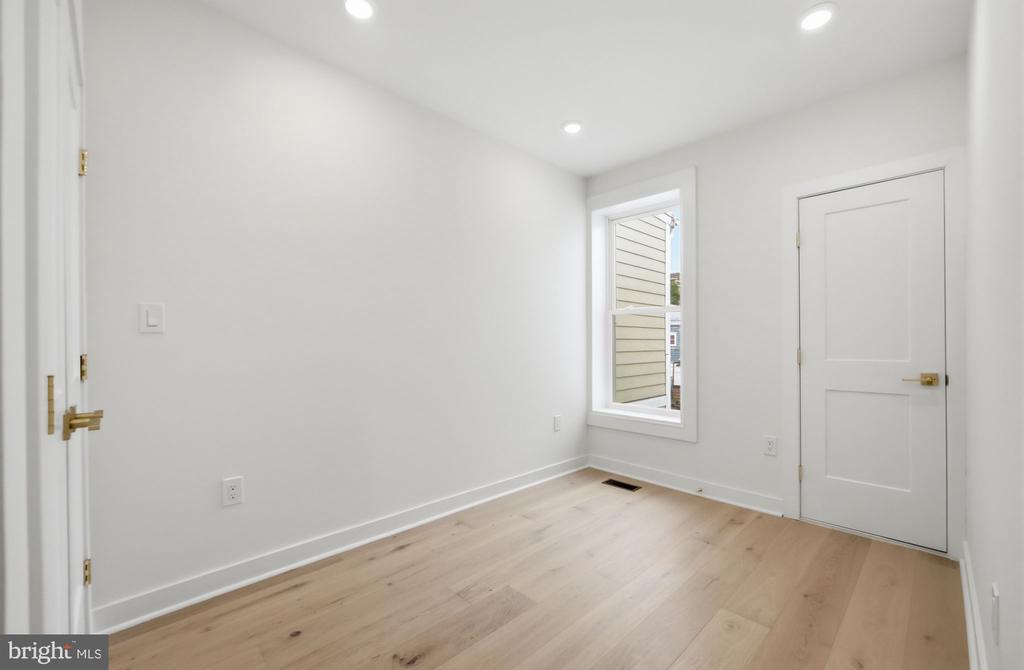 220 V STREET NE
