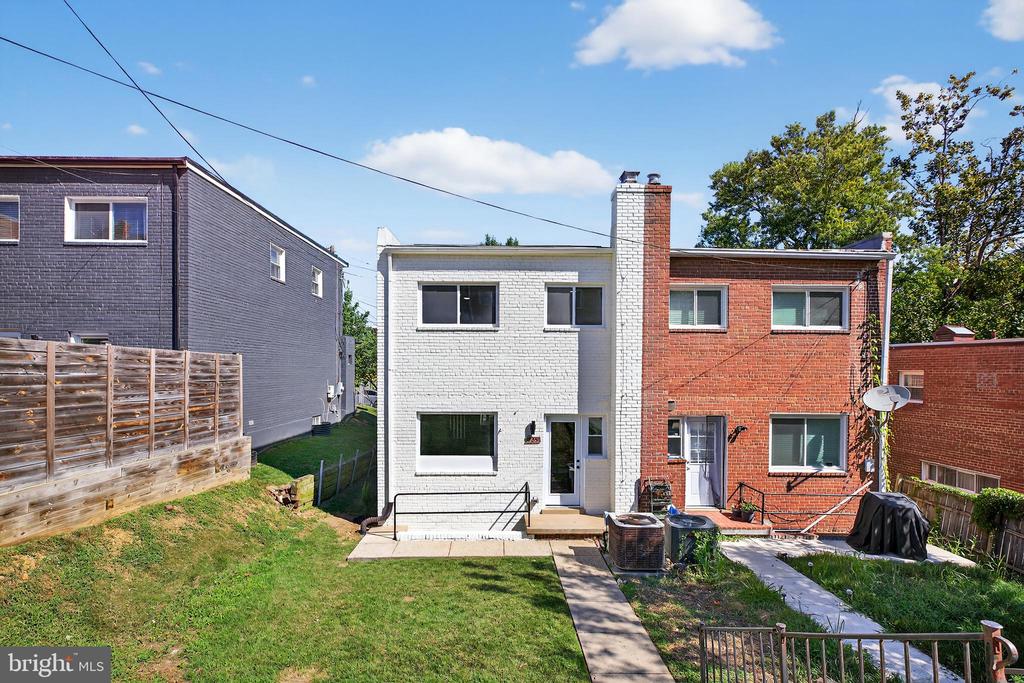 125 URELL PLACE NE