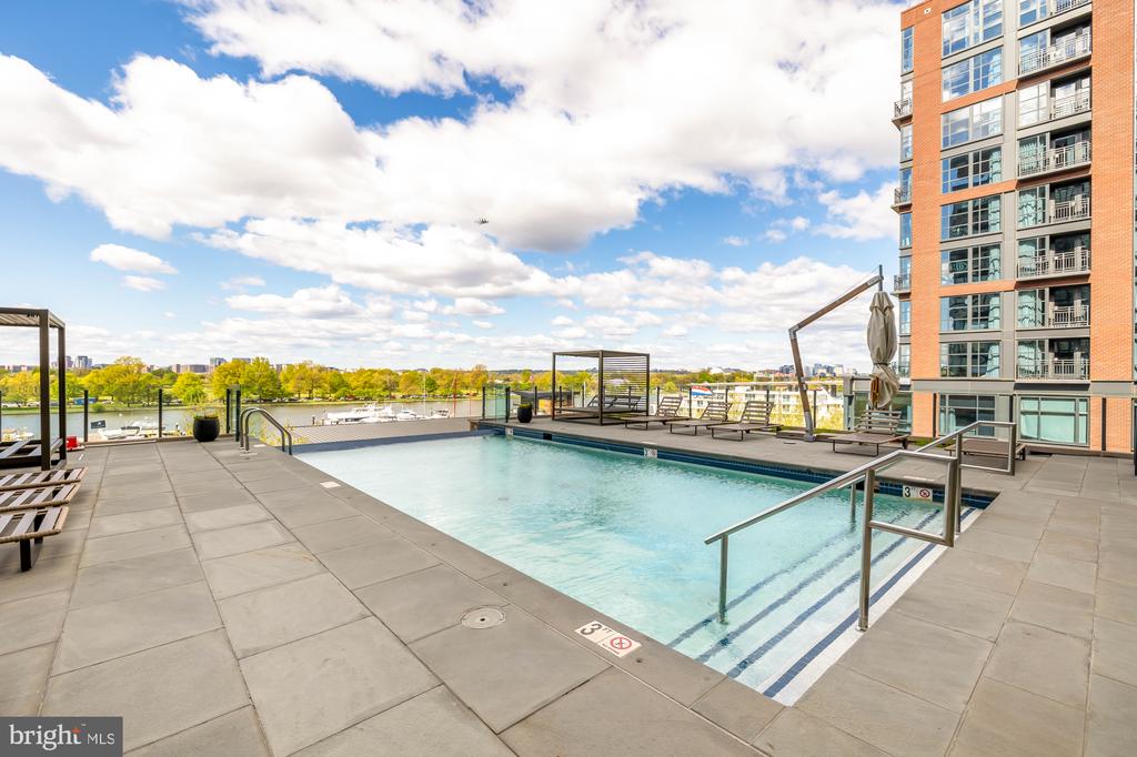 45 SUTTON SQUARE SW Unit: 906