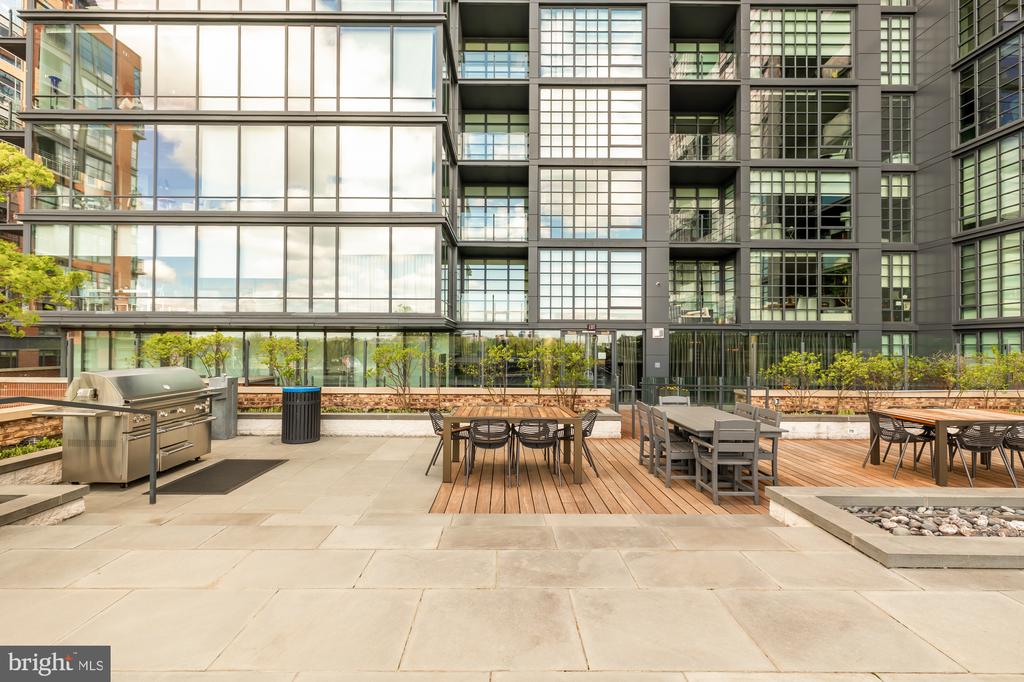 45 SUTTON SQUARE SW Unit: 906