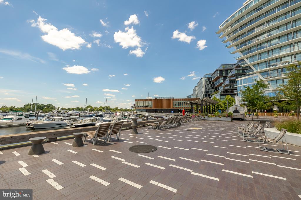 45 SUTTON SQUARE SW Unit: 906