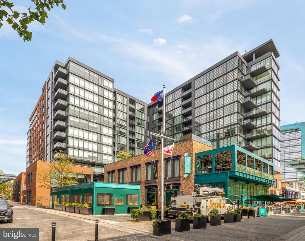45 SUTTON SQUARE SW Unit: 906