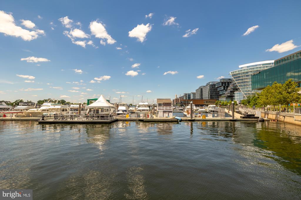 45 SUTTON SQUARE SW Unit: 906