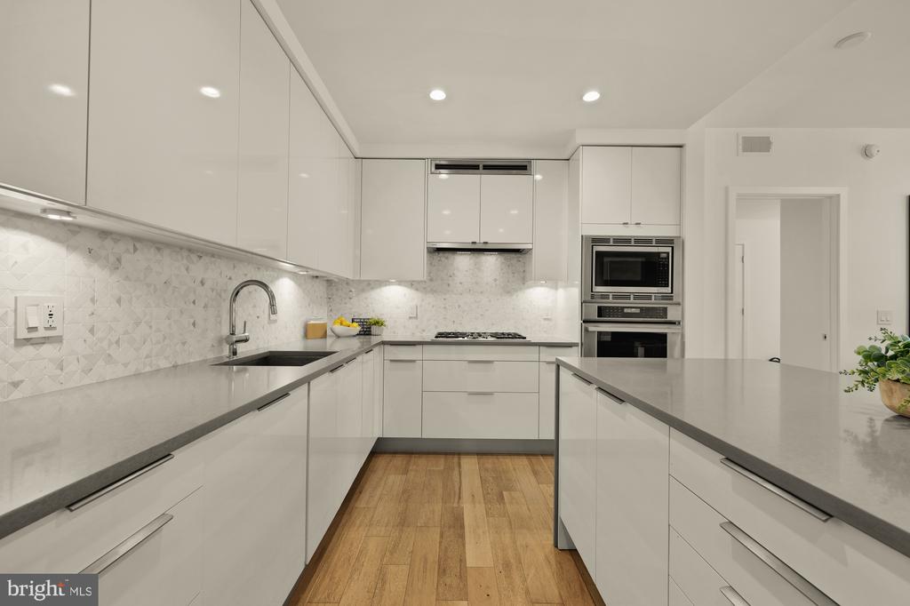 45 SUTTON SQUARE SW Unit: 906