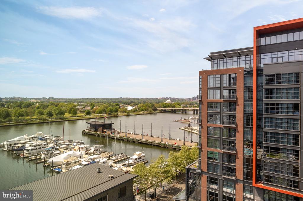 45 SUTTON SQUARE SW Unit: 906