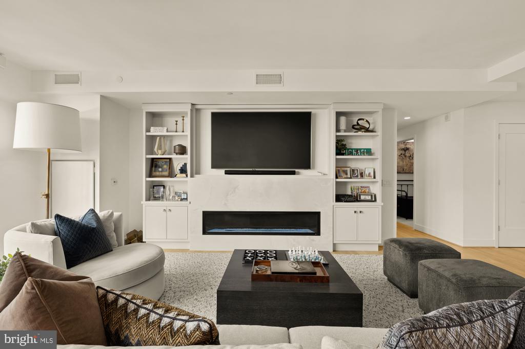 45 SUTTON SQUARE SW Unit: 906