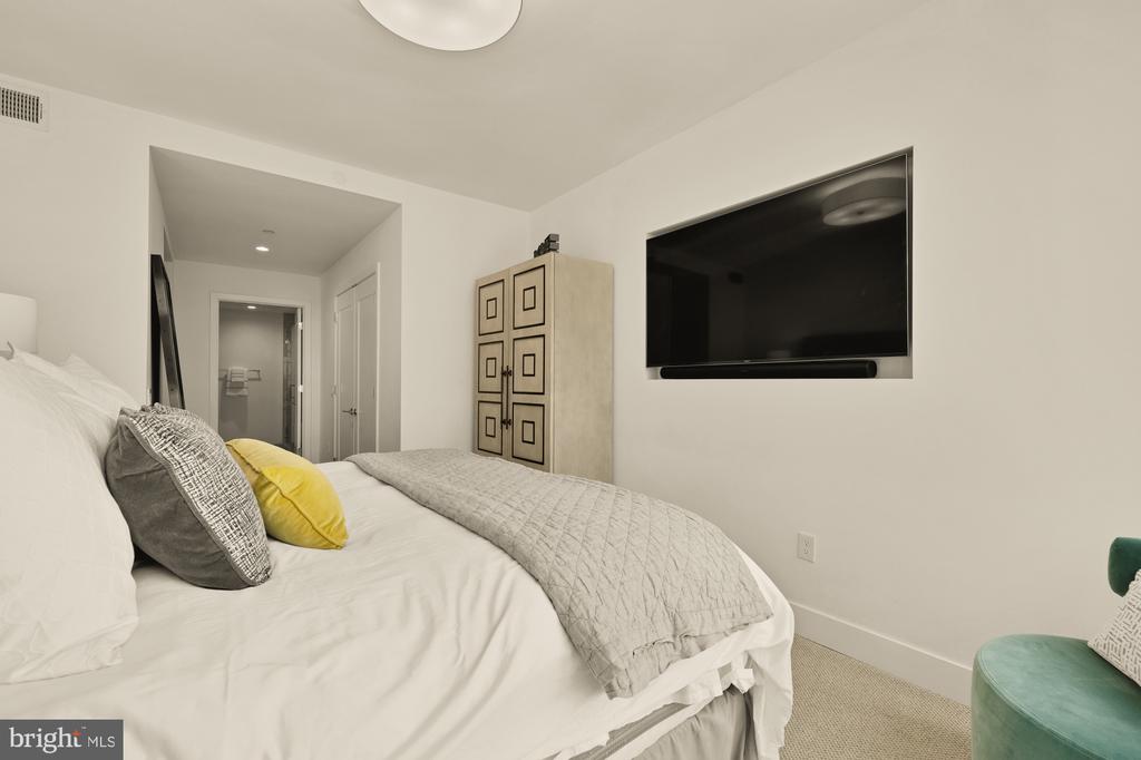 45 SUTTON SQUARE SW Unit: 906