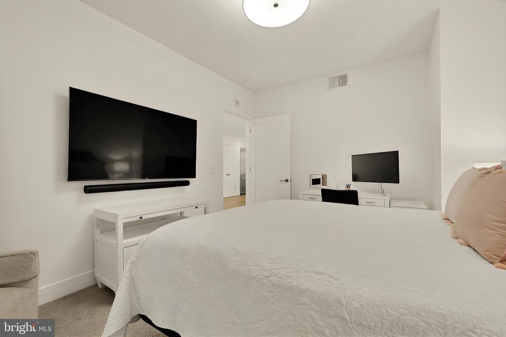 45 SUTTON SQUARE SW Unit: 906