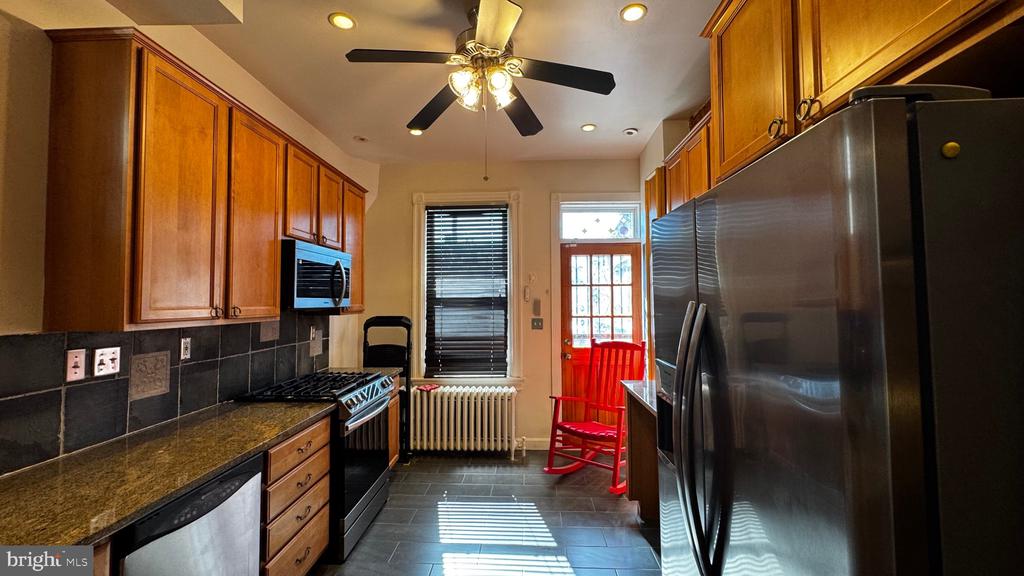 18 16TH STREET NE