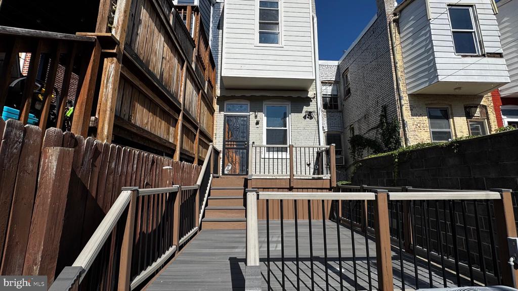 18 16TH STREET NE