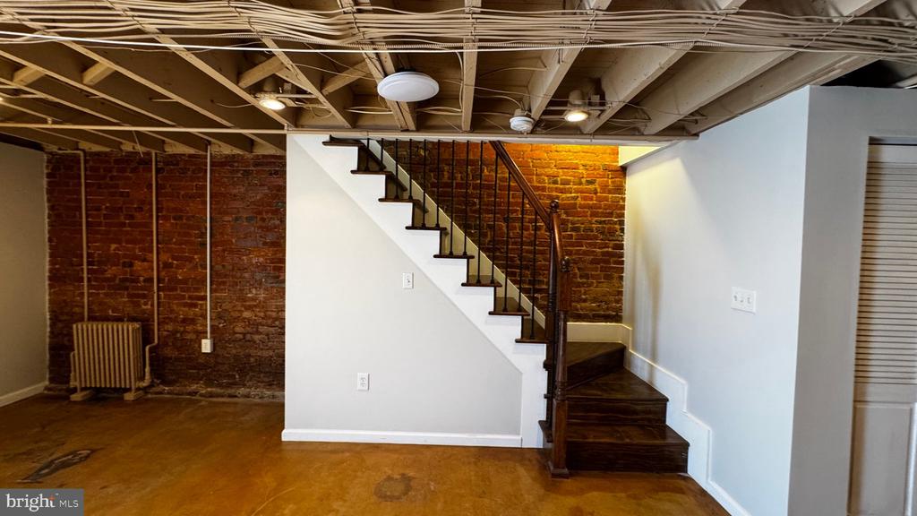 18 16TH STREET NE
