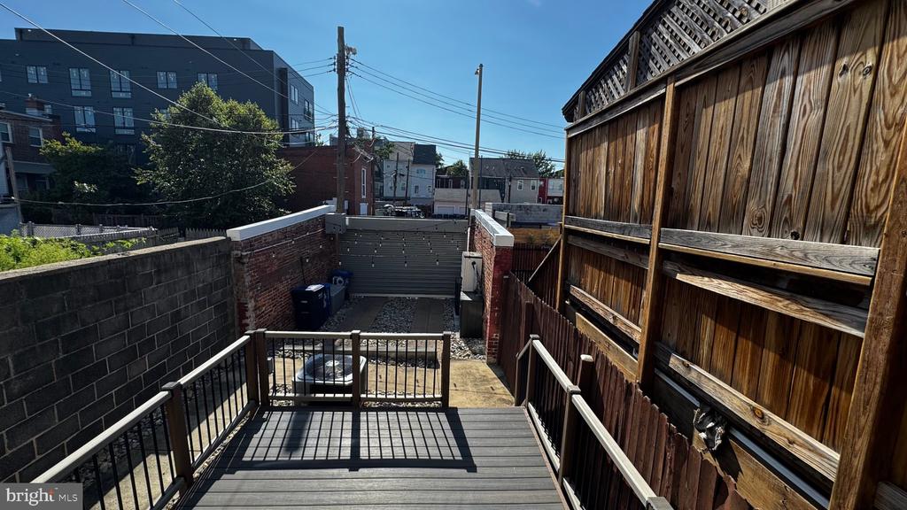 18 16TH STREET NE