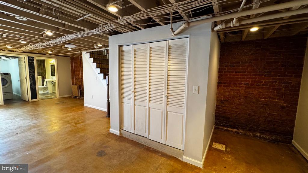 18 16TH STREET NE