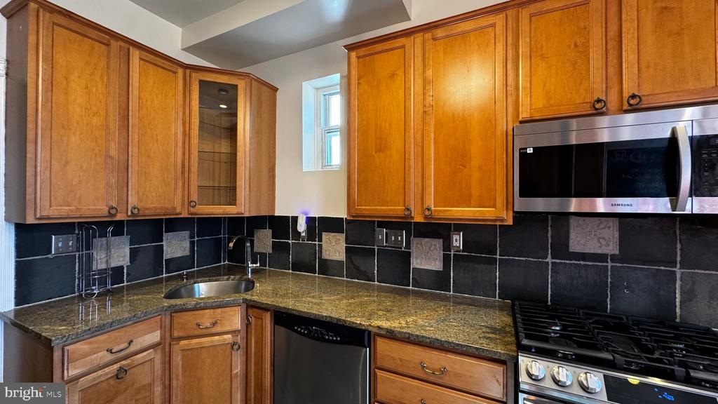18 16TH STREET NE