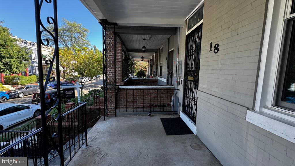 18 16TH STREET NE