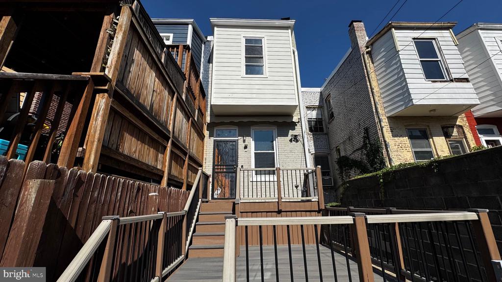 18 16TH STREET NE