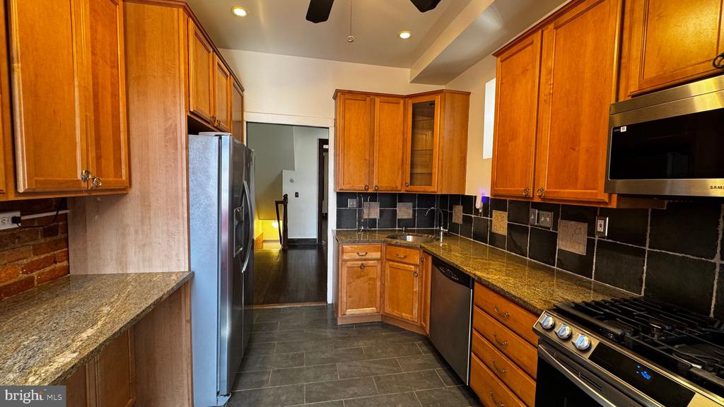 18 16TH STREET NE