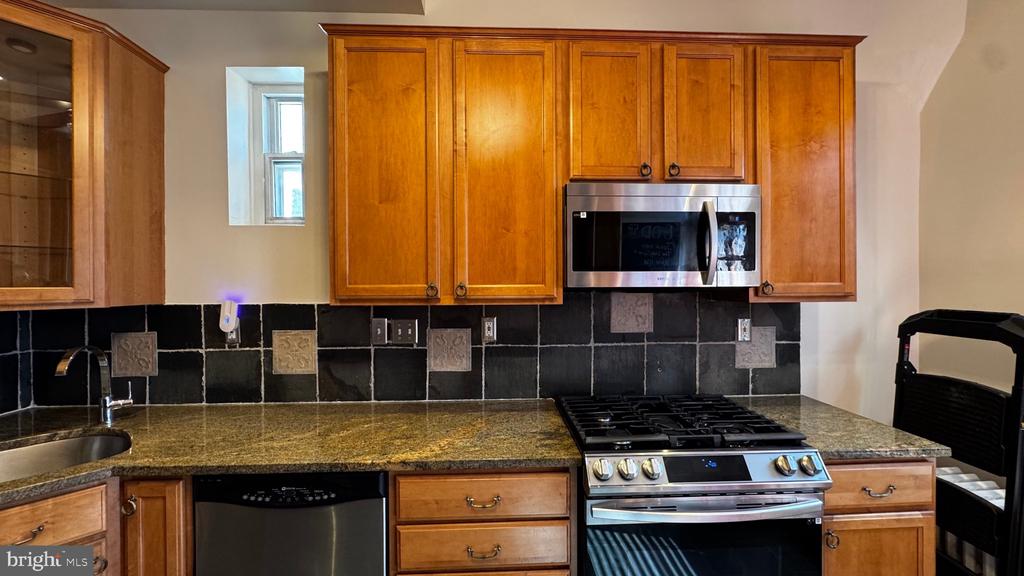 18 16TH STREET NE