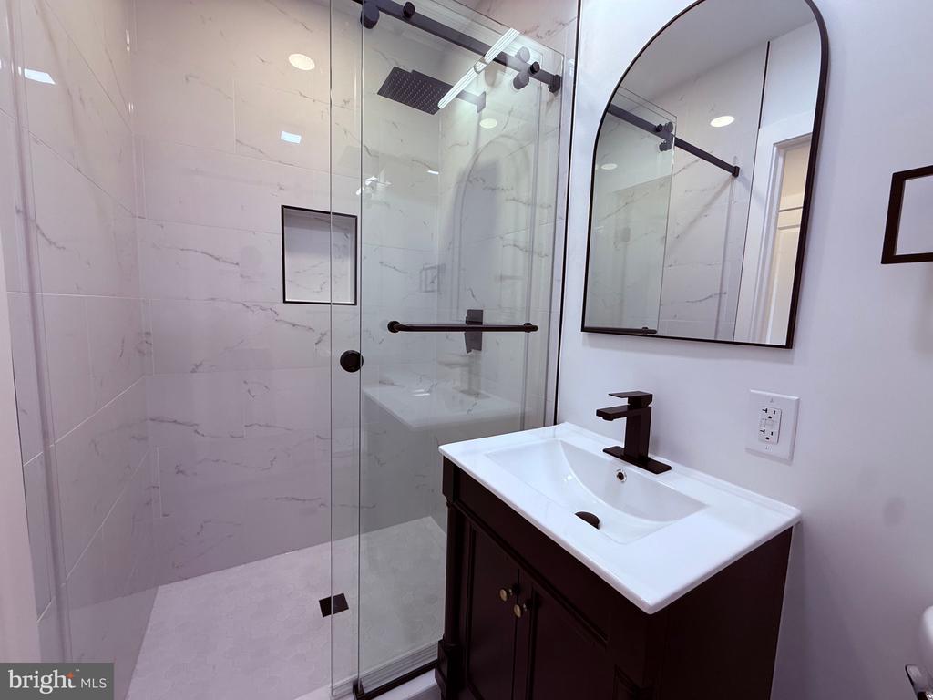 821 4TH STREET NE Unit: B