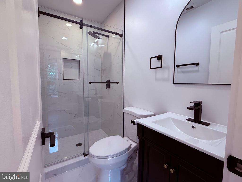 821 4TH STREET NE Unit: B