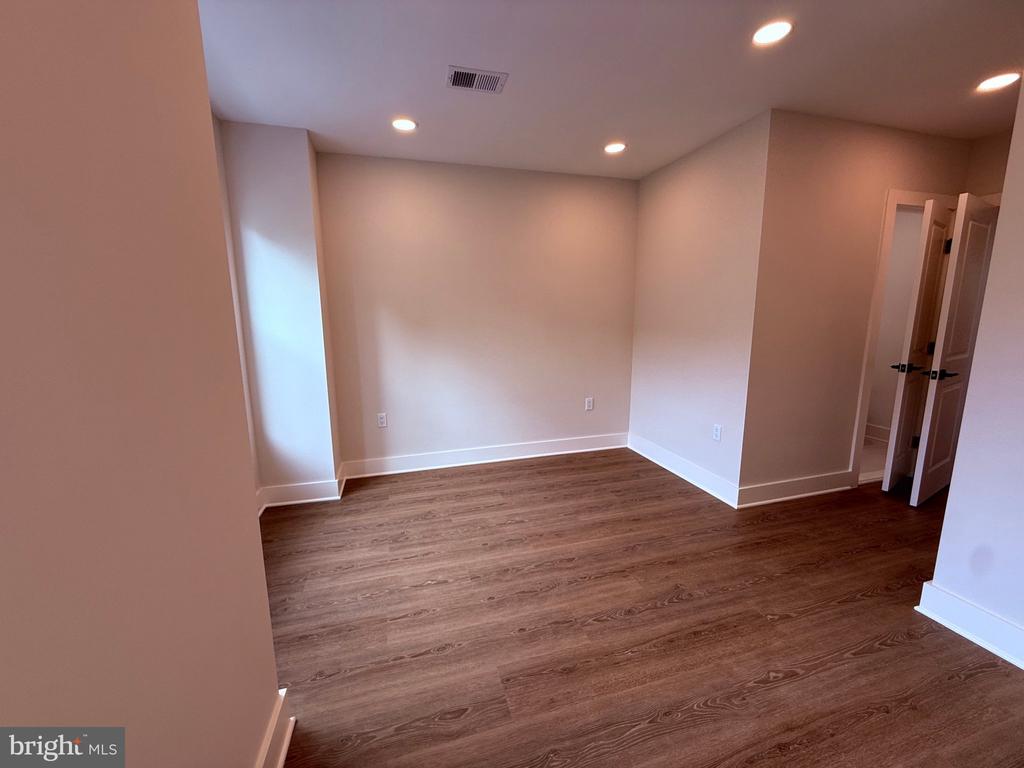 821 4TH STREET NE Unit: B