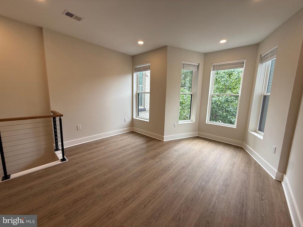 821 4TH STREET NE Unit: B