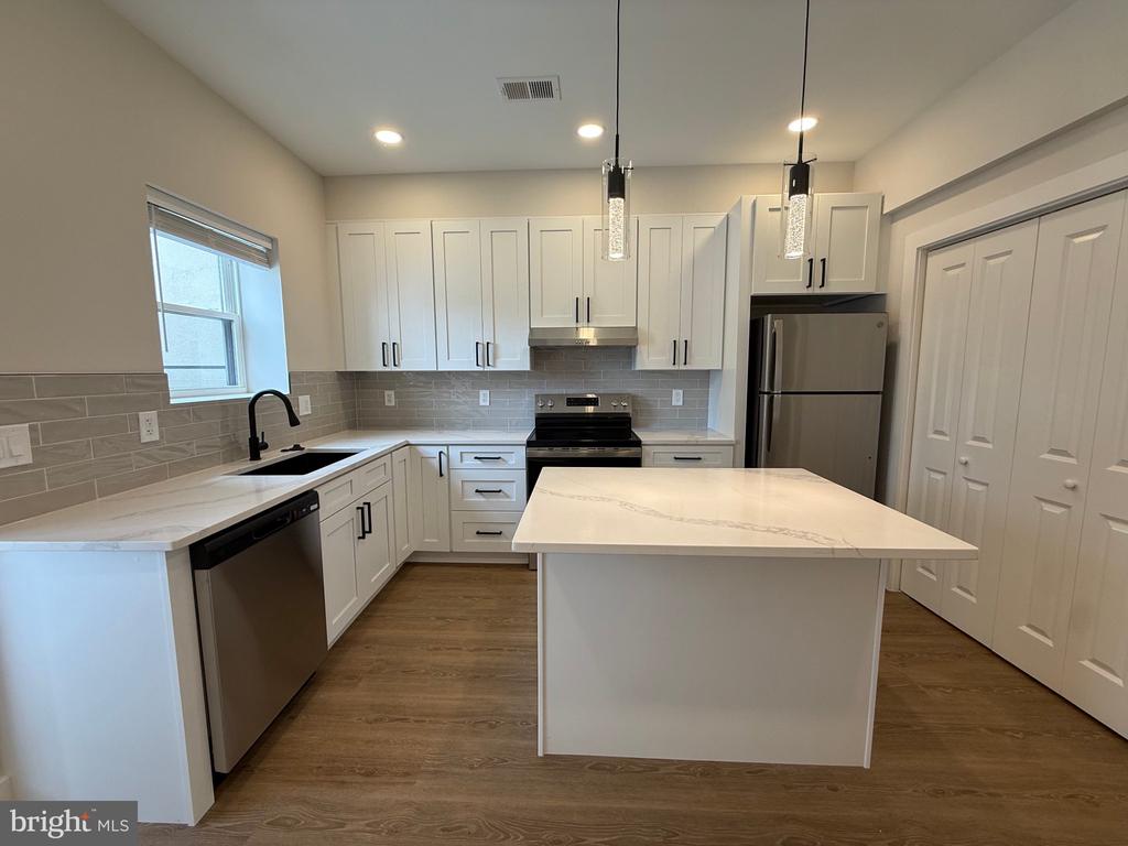 821 4TH STREET NE Unit: B