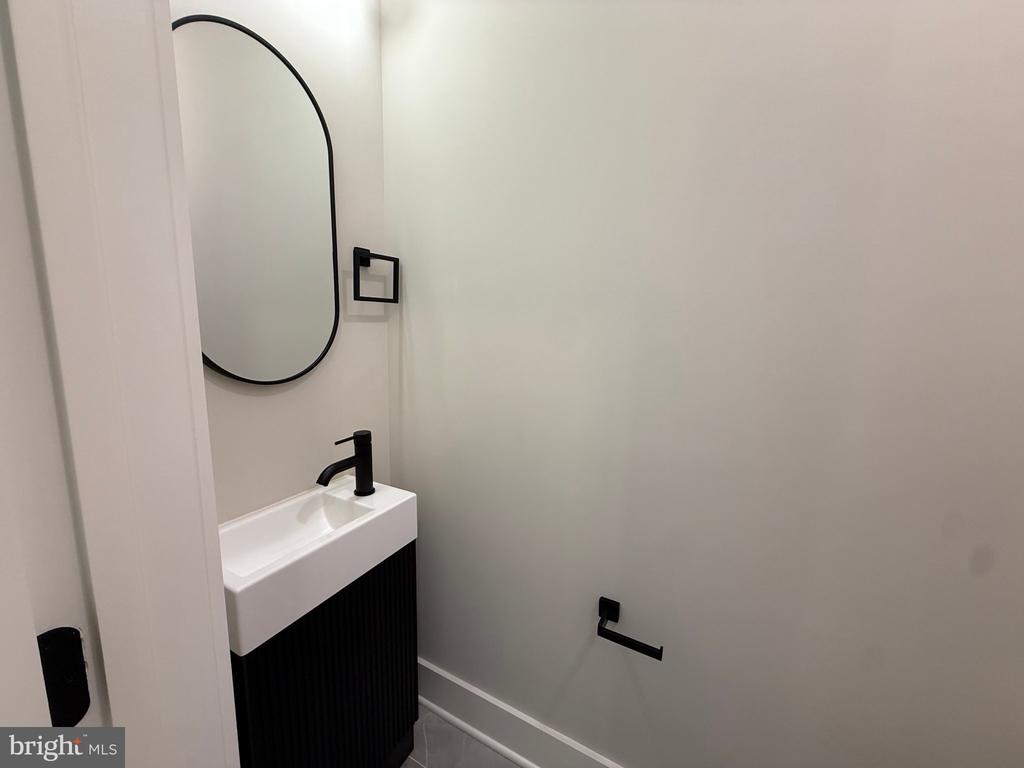 821 4TH STREET NE Unit: B