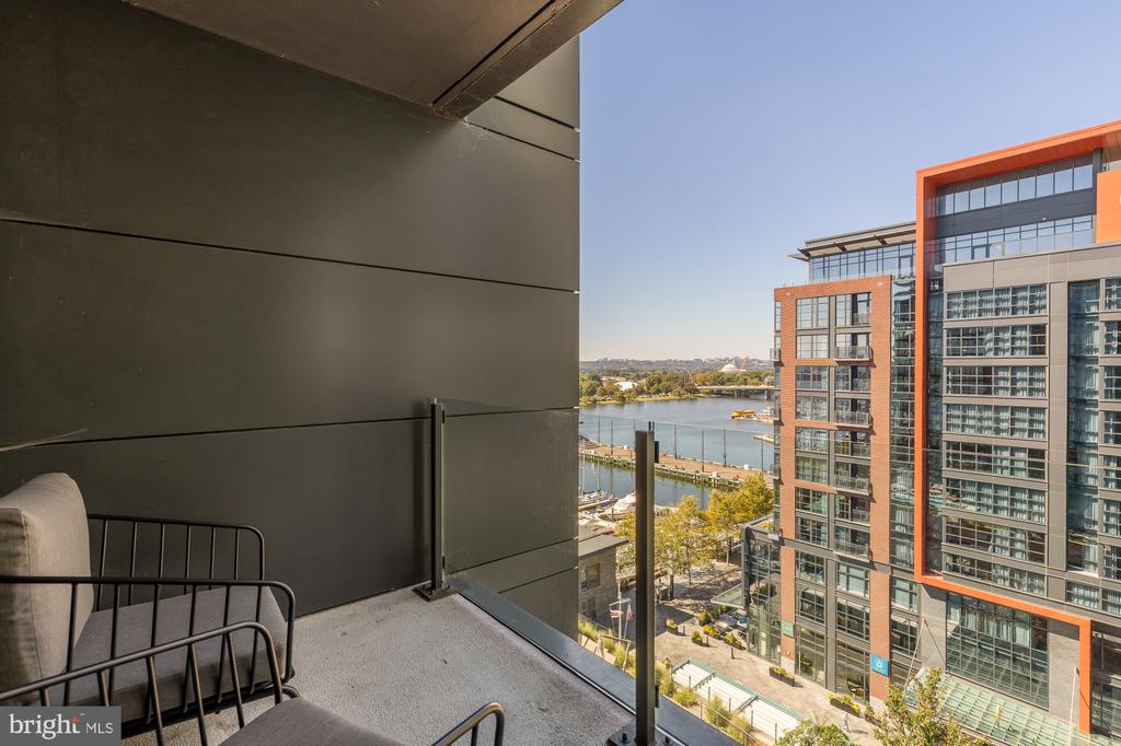 45 SUTTON SQUARE SW Unit: 906