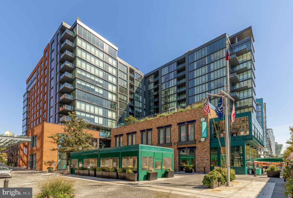 45 SUTTON SQUARE SW Unit: 906