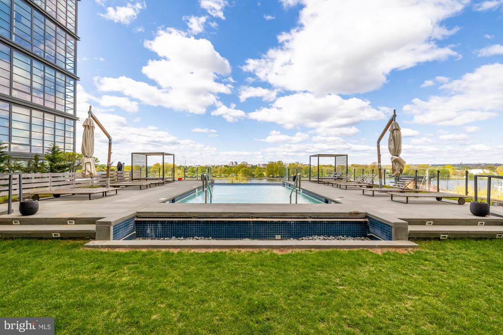 45 SUTTON SQUARE SW Unit: 906