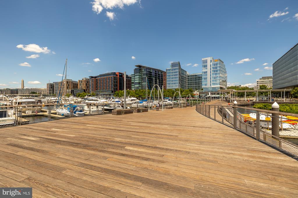 45 SUTTON SQUARE SW Unit: 906