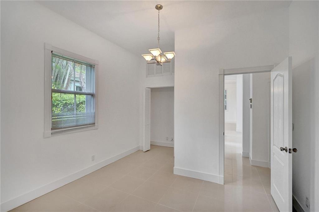 5811 NW 40th Ter