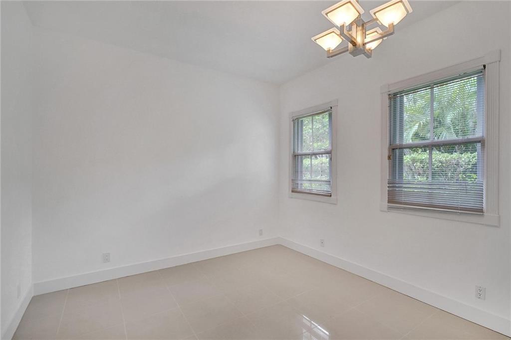 5811 NW 40th Ter