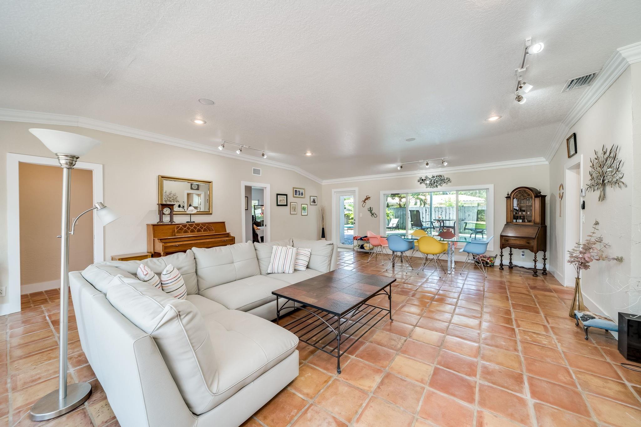1660 Poinsettia Dr
