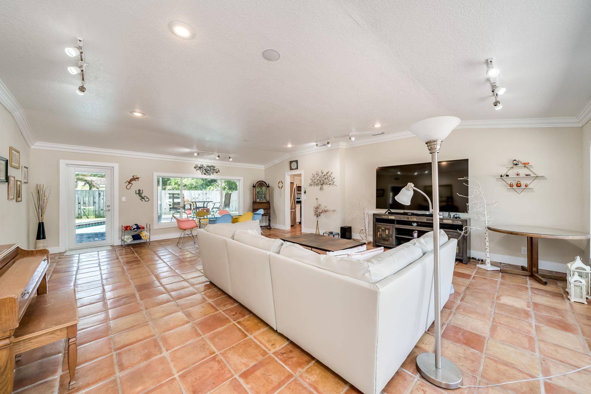 1660 Poinsettia Dr
