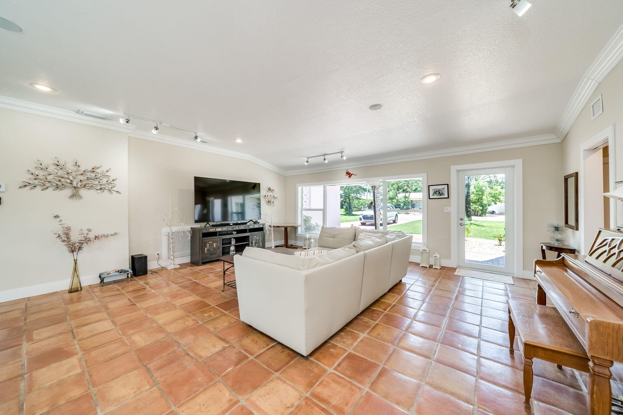 1660 Poinsettia Dr